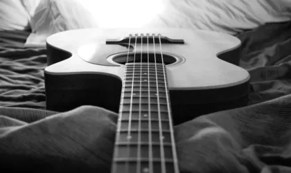 Les bases pour apprendre à jouer de la guitare acoustique.