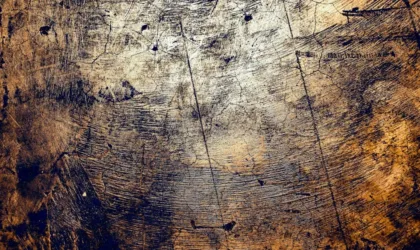 Comment associer des textures mates et brillantes dans une tenue estivale