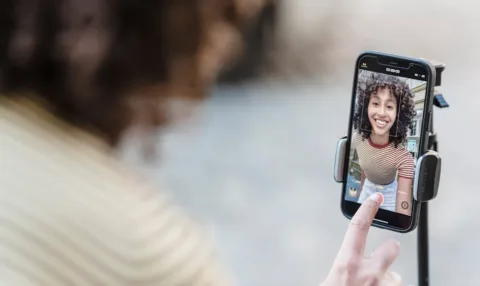 Skylar Maxeo : l’influenceur au style singulier qui bouscule les codes.