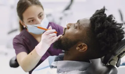 Infection sous couronne dentaire d’une dent dévitalisée traitement : les solutions du dentiste.