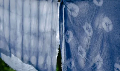 Teindre un vetement en noir : quelles techniques fonctionnent vraiment pour un noir intense et durable ?