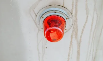 Voyant orange voiture point d’exclamation : que signifie ce voyant et peut-on continuer à rouler sans risque ?