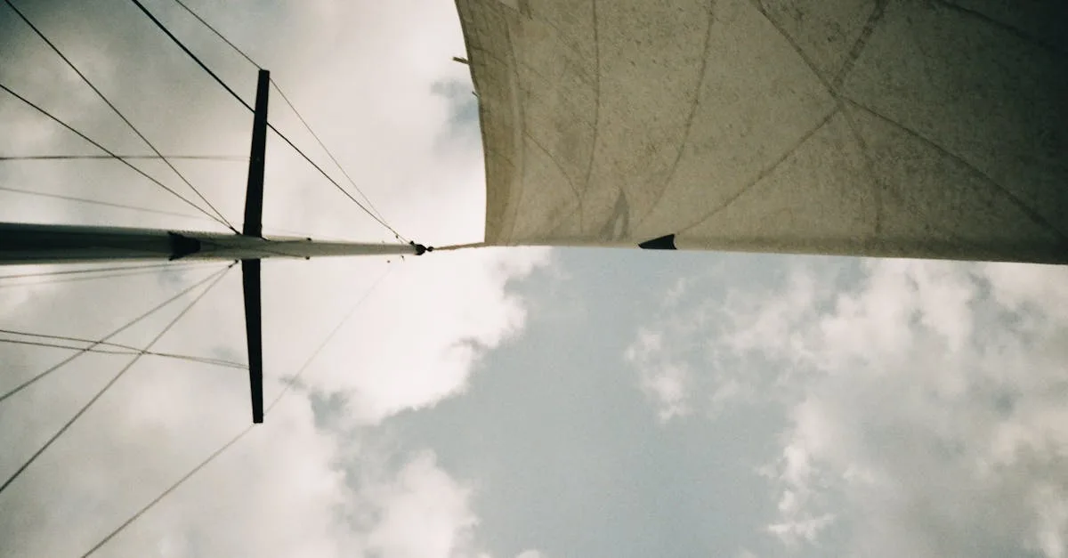 découvrez le land sailing, un sport de glisse terrestre alliant vitesse et sensations fortes grâce à un char à voile propulsé par le vent.