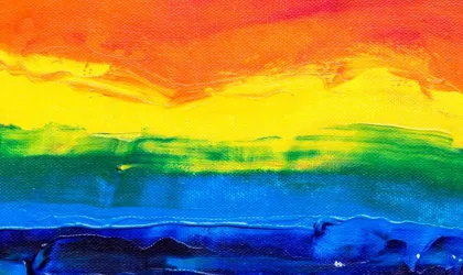 Bisous arc en ciel adulte : que signifie cette pratique et pourquoi intrigue-t-elle ?