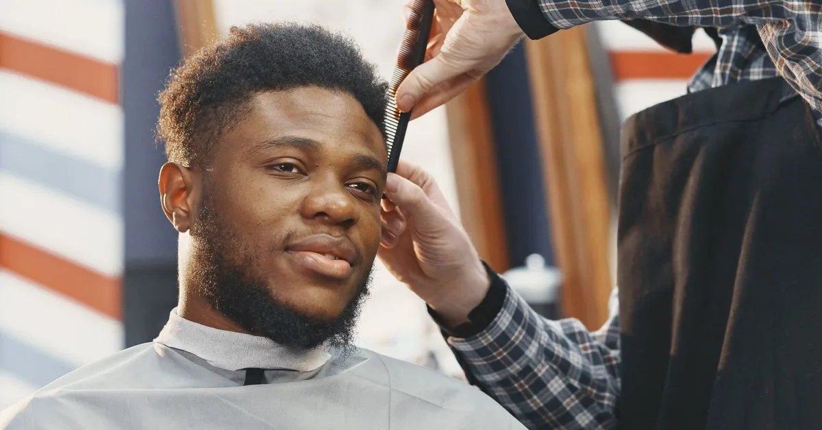 découvrez le burst fade, une coupe dégradée audacieuse qui épouse la forme de l’oreille et apporte une touche moderne à votre style.