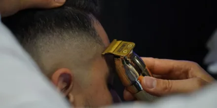 Burst fade homme : quelle différence avec un dégradé classique autour des oreilles ?