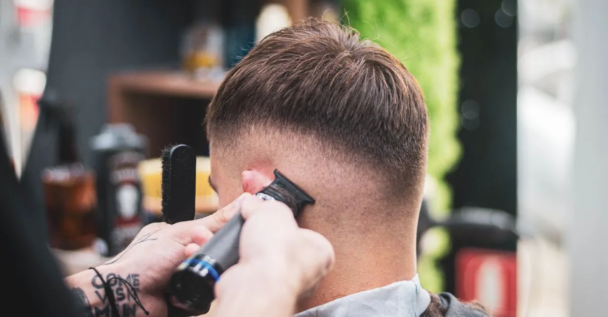 découvrez la coupe césar pour homme aux cheveux fins : une coiffure courte et texturée qui apporte du volume et structure facilement votre style.