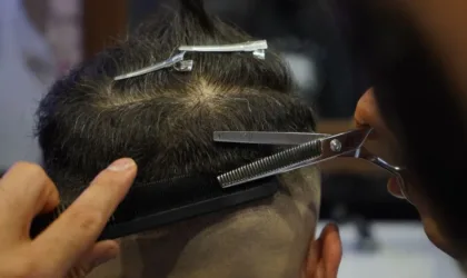 Coupe César homme cheveux fins : comment donner une impression de densité ?