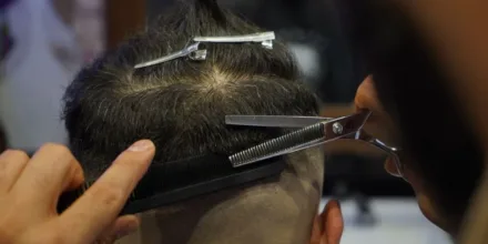 Coupe César homme cheveux fins : comment donner une impression de densité ?