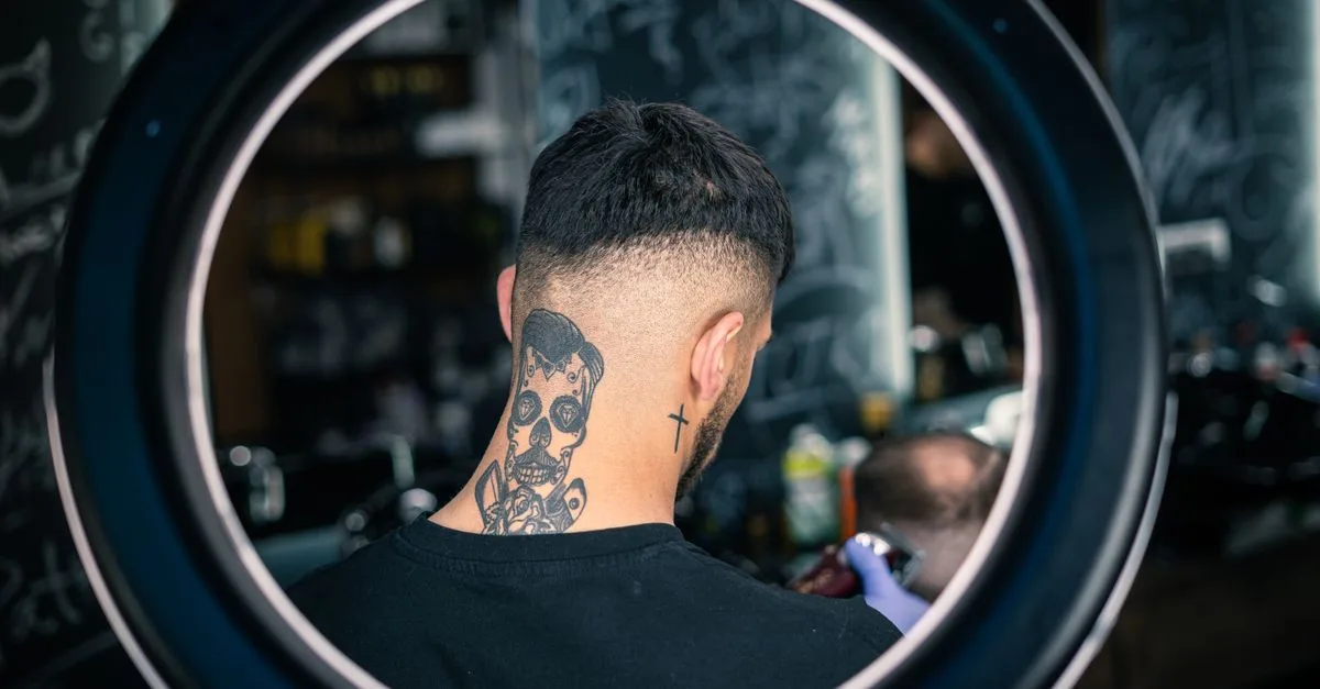 découvrez comment le drop fade met en valeur chaque forme de visage et trouvez la coupe idéale pour un style moderne et personnalisé.