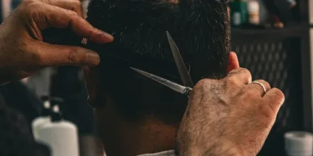 Coupe Edgar homme cheveux épais : quelle longueur garder sur les côtés ?
