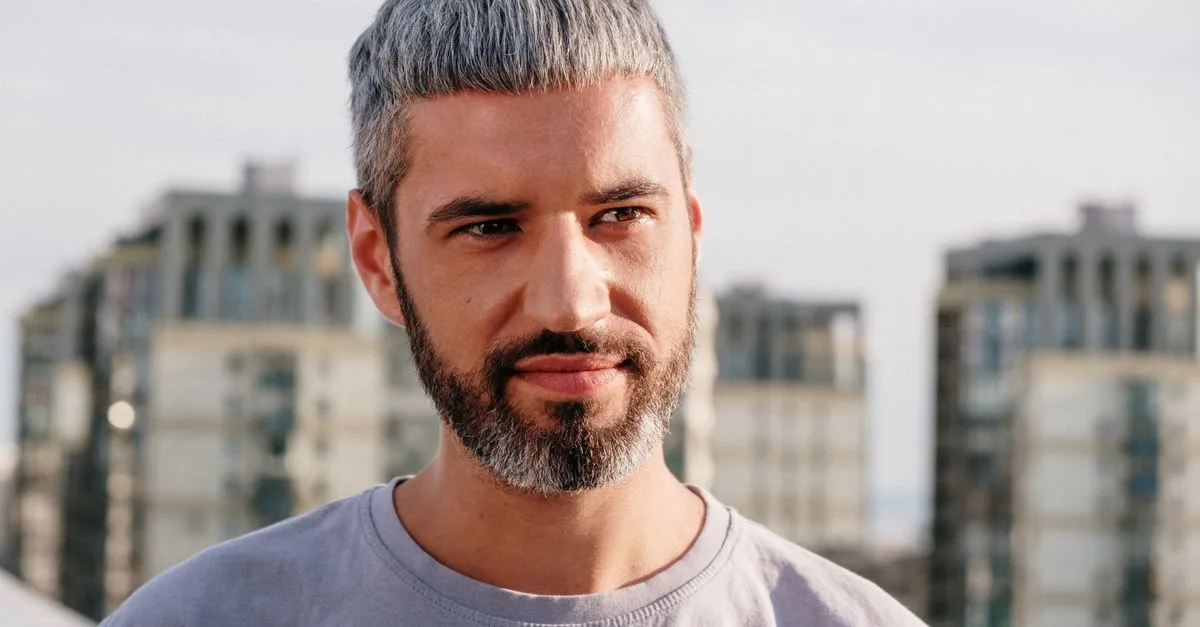 découvrez la longueur idéale de la frange pour une french crop et trouvez le style qui met en valeur votre visage.