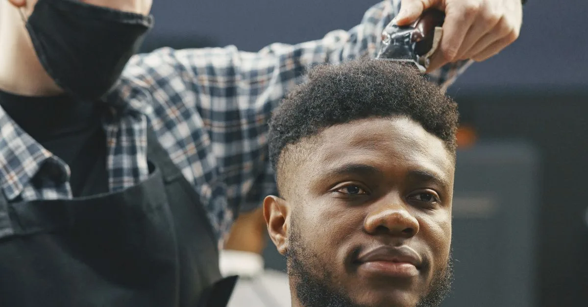 découvrez les meilleurs low fades pour hommes aux cheveux fins : des coupes élégantes qui apportent du volume et mettent en valeur votre style.