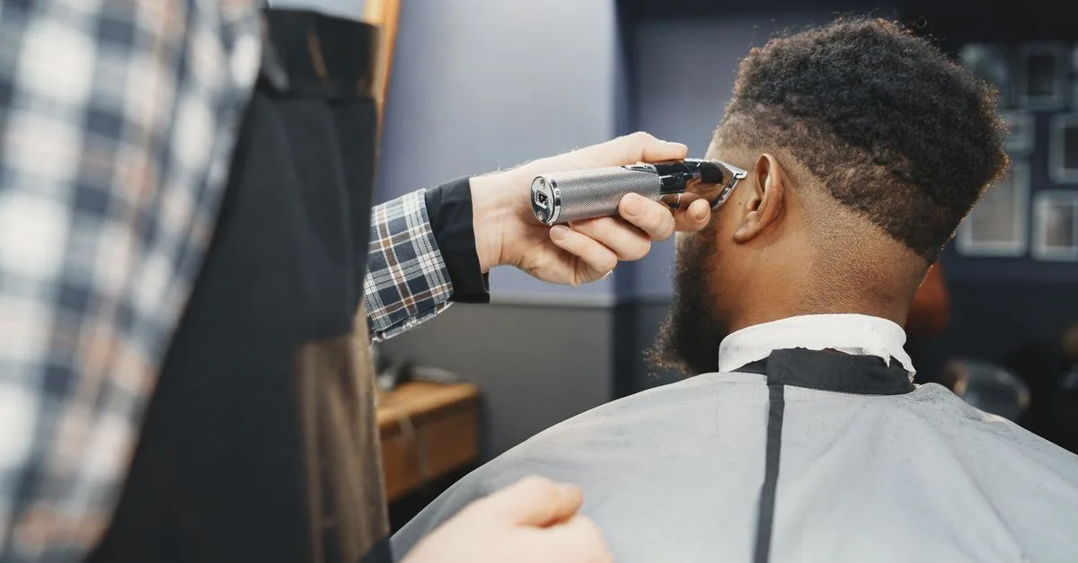 découvrez le low taper fade, une coupe tendance aux dégradés subtils sur les côtés et la nuque, facile à porter et à personnaliser.