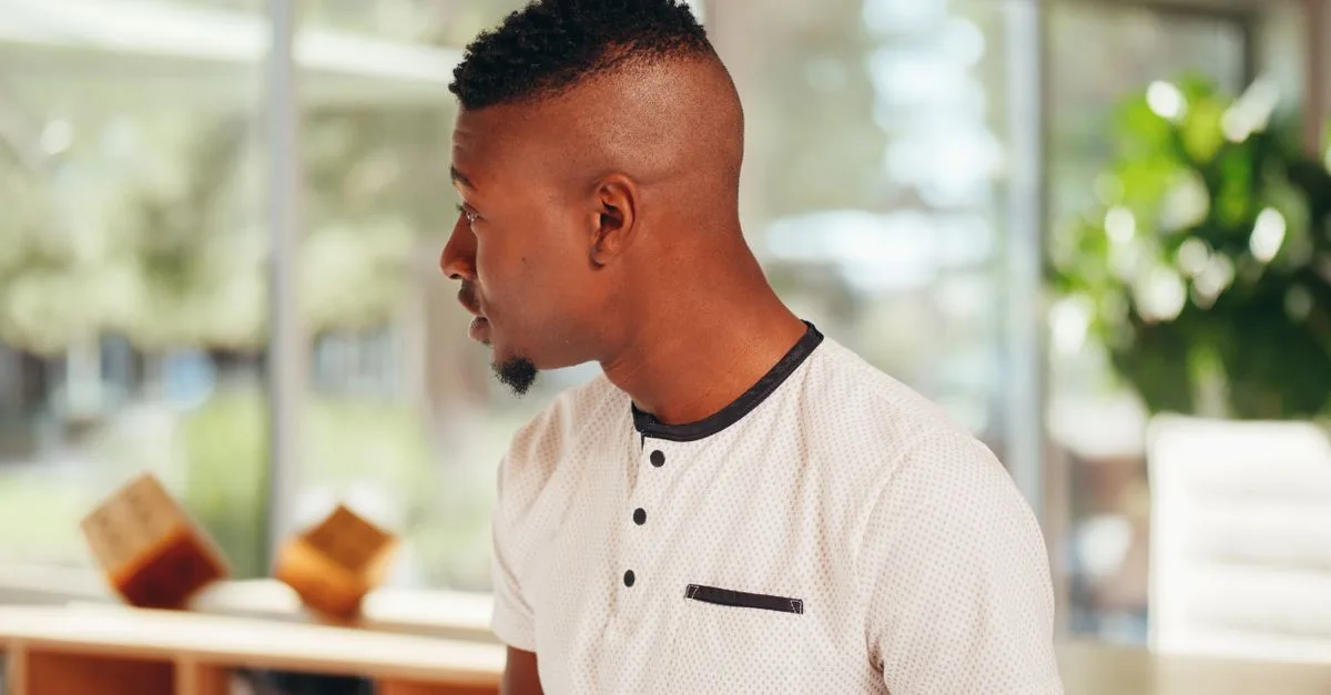 découvrez le high taper fade pour homme : un dégradé haut et précis qui apporte une touche moderne, nette et facile à entretenir à votre coiffure.