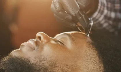 Mid fade homme cheveux épais : comment obtenir une transition régulière ? Mid fade homme cheveux épais : comment obtenir une transition régulière ?