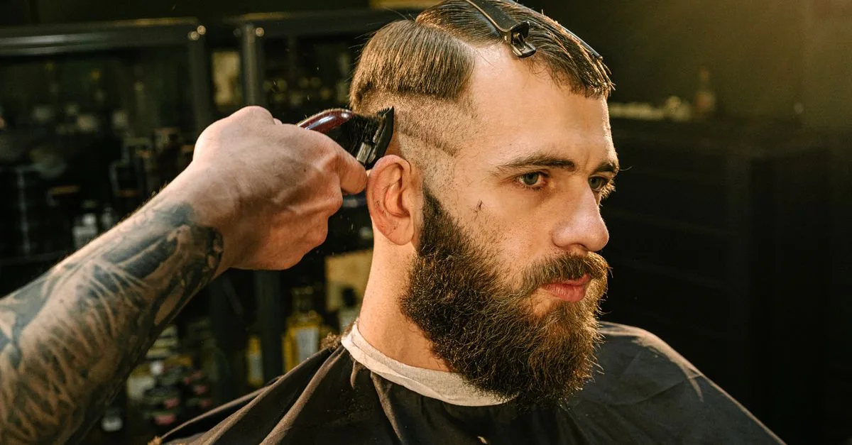 découvrez la coupe crew cut texturée : une coiffure courte et moderne, facile à entretenir, qui apporte du volume et du mouvement aux cheveux.