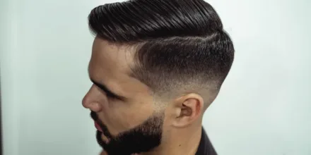 Crew cut homme cheveux raides : comment structurer le dessus sans effet plat ?